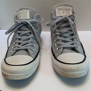 Converse Women’s Size 5 Chuck Taylor Converse All Star Shoes.